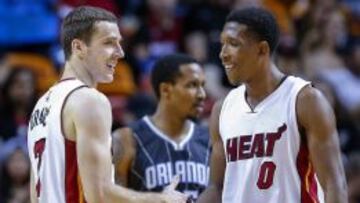 Goran Dragic y Josh Richardson sonr&iacute;en durante el aprtido.