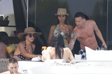 Leo Messi, Luis Su¨¢rez y Cesc F¨¢bregas han disfrutado de un d¨ªa en barco por la costa de Ibiza. Los tres jugadores se encuentran de vacaciones antes de la vuelta al trabajo.