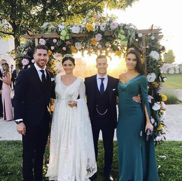 Lucas Vázquez y su esposa, Macarena Rodríguez, posan con Sergio Ramos y Pilar Rubio.