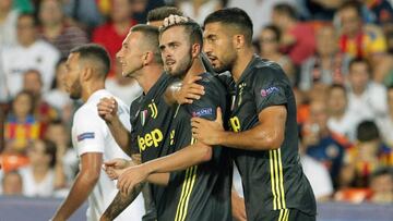 GRAF6941. VALENCIA, 19/09/2018.- El centrocampista bosnio de la Juventus Miralem Pjanic (2-d) es felicitado por sus compañeros tras marcar el segundo gol ante el Valencia, durante el primer partido de la fase de grupos de la Liga de Campeones dispu
