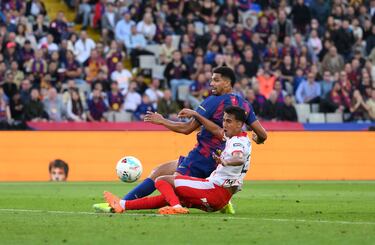 El Barcelona suma una victoria crucial gracias a un gol de Araújo en el minuto 92. Centro de De Jong que encontró al uruguayo, que con alma de '9', mandó el balón al fondo de la portería.