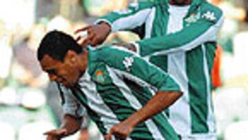 <b>LETAL</b>. La vena goleadora de Denilson tiró del Betis.