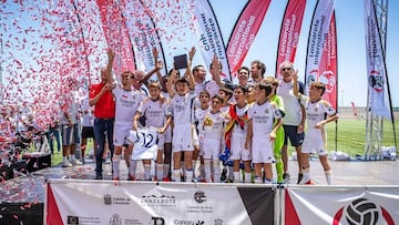 El Real Madrid celebra el título de la Lanzarote International Cup de 2024.