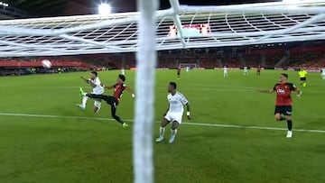 Johan Mojica evita el gol de Rodrygo