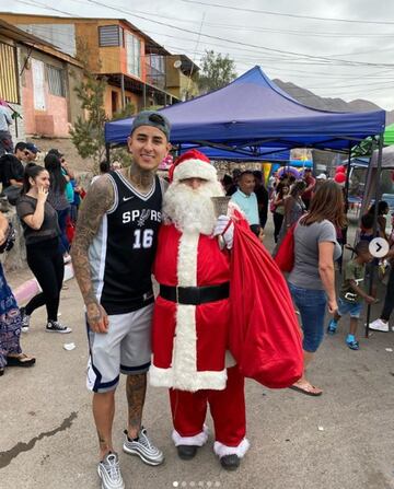 En su natal Antofagasta, el volante de la Fiorentina celebró junto a familiares y amigos. 