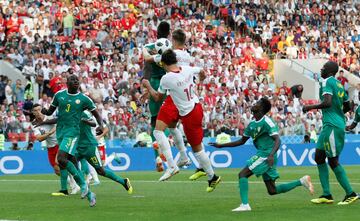 Grzegorz Krychowiak ganó en el juego aéreo para poner el 1-2.