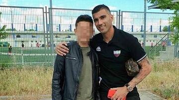 José Antonio Reyes López posa con su padre: marcó en su debut con el Infantil del Real Madrid.