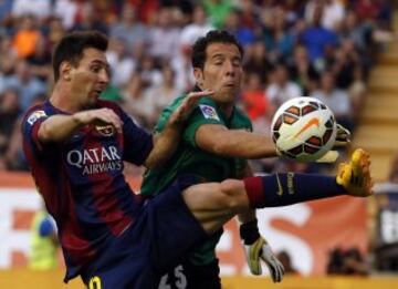 Lionel Messi ante Toño.