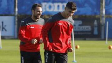 Arbilla (i) junto a Marco Asensio durante el entrenamiento del Espanyol.