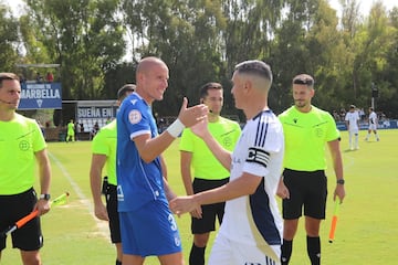 Saludo de los capitanes Carlos Hernández y José Callejón.