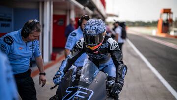 Álex Márquez regresa al garaje después de su primera toma de contacto con la Ducati en los test de Valencia.