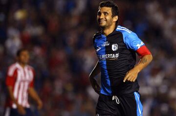 En sus primeros dos torneos en la Liga MX, el delantero uruguayo anotó 19 goles con Gallos Blancos de Querétaro. Tras un semestre en San Lorenzo, Bueno regresó a este club para jugar el Apertura 2012 y se marchó de nuevo. El charrúa jugó en cuatro equipos del futbol argentino y luego jugó en El Salvador. Actualmente milita en Cerro Largo de su país.