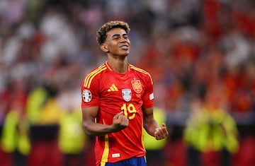 El joven jugador de Fútbol Club Barcelona y de la selección española ha sido uno de los principales protagonistas del año en el mundo del deporte. Después de la Eurocopa de 2024 se ha convertido en una de las mayores estrellas del panorama futbolístico.