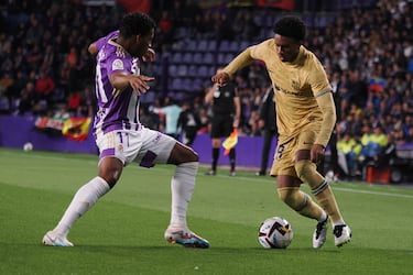 Álex Balde encara e intenta regatear a Gonzálo Plata.