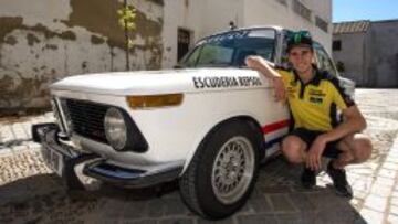 JOYAS EN JEREZ. Álex Rins posa junto a uno de los coches de la exposición Repsol.