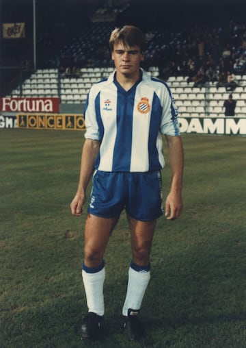 Defendió los colores del Espanyol entre 1988 y 1993 y del Barcelona entre 1994 y 1995.