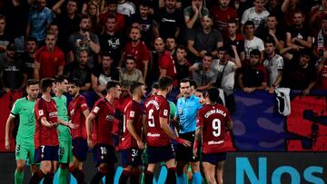 Osasuna's Spanish defender #05 David Garcia remonstrates with Spanish referee Juan Martinez Munuera after his goal was disallowed following a VAR review during the Spanish Liga football match between CA Osasuna and Club Atletico de Madrid at El Sadar stadium in Pamplona on September 28, 2023. (Photo by ANDER GILLENEA / AFP)