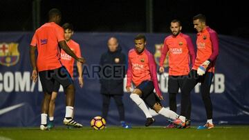 Rafinha se entrena con sus compa&ntilde;eros del Barcelona.