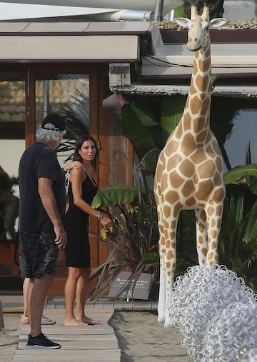 El italiano está disfrutando de sus días libres en la playa con su ex mujer y el hijo de ambos, Falco Nathan.