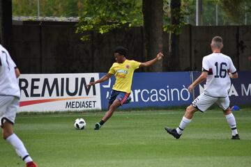 La Selección Colombia jugó un amistoso a puerta cerrada ante la Primavera del Genoa en Milanello, en el cual José Pékerman puso a prueba los esquemas y variantes que ha trabajado en los últimos días. James y Cristian Zapata, los ausentes. Otro que no tuvo acción fue José Fernando Cuadrado por decisión técnica.