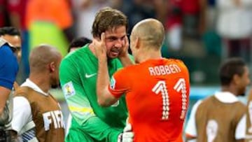 Tim Krul, felicitado por Arjen Robben, ingresó a solo segundos de finalizar el tiempo suplementario ante Costa Rica. Van Gaal había aguantado el cambio.