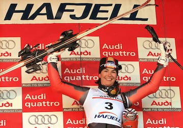 La granadina es la esquiadora española con más victorias en la Copa del Mundo, un total de seis. La que fuera cinco veces olímpica también hizo historia al ser la primera mujer al frente del Consejo Superior de Deportes (2018-2020).