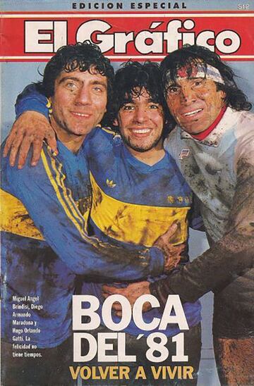 Portada de 1981. Nace la sociedad Maradona-Brindisi. Boca Juniors gana el campeonato de Liga argentino que se inició el 22 de febrero. En la imágen,  Gatti, Maradona y Brindisi embarrados tras un partido.