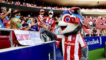 Indi, la mascota del Atlético de Madrid, saluda a los niños en la vuelta del público al Wanda Metropolitano. 