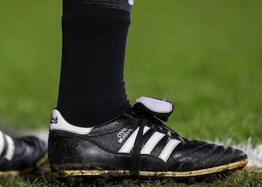 Estas botas supusieron uno de los cambios más revolucionarios cuando las utilizaron el equipo de Alemania Occidental en la Copa Mundial de la FIFA de 1954. Adi Dassler (fundador de adidas) acababa de trabajar en una innovación técnica conocida como tacos extraíbles, que se podían enroscar en función del estado del campo.

