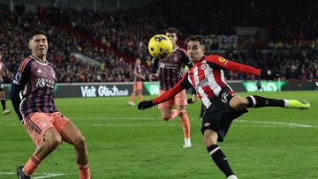 Brentford's Spanish defender #12 Sergio Reguilon (R) prepares to shoot during the English Premier League football match between Brentford and Nottingham Forest at Gtech Community Stadium in London on January 20, 2024. (Photo by Adrian DENNIS / AFP) / RESTRICTED TO EDITORIAL USE. No use with unauthorized audio, video, data, fixture lists, club/league logos or 'live' services. Online in-match use limited to 120 images. An additional 40 images may be used in extra time. No video emulation. Social media in-match use limited to 120 images. An additional 40 images may be used in extra time. No use in betting publications, games or single club/league/player publications. / 