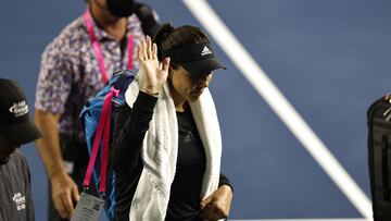 Garbiñe Muguruza saluda al retirarse del partido ante la china Qinwen Zheng.