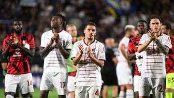 Soccer Football - Serie A - Atalanta v AC Milan - Stadio Atleti Azzurri, Bergamo, Italy - August 21, 2022 AC Milan's Ismael Bennacer, Davide Calabria and teammates react after the match REUTERS/Alberto Lingria