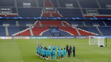Los jugadores del Real Madrid en el entrenamiento oficial previo al partido contra el PSG de ida de octavos de final de la Champions.