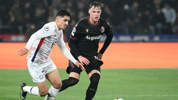 Lille's Moroccan forward #11 Osame Sahraoui (L) fights for the ball with Bologna's Dutch defender #31 Sam Beukema during the UEFA Champions League football match between Bologna and Lille at the Renato Dall'Ara stadium in Bologna on November 27, 2024. (Photo by Alberto PIZZOLI / AFP)