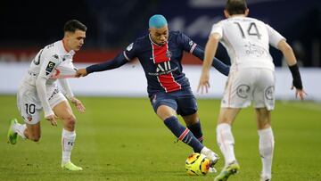 PSG&#039;s Kylian Mbappe, center, challenges with Lorient&#039;s Enzo Le Fee, left, and Lorient&#039;s Jerome Hergault during the French League One soccer match between Paris Saint-Germain and Lorient at the Parc des Princes in Paris, France, Wednesday, D