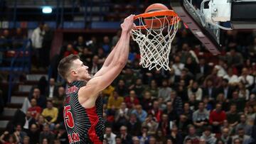 Kaleb Tarczewski, en un partido del Armani Milán.