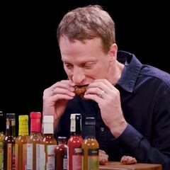 Tony Hawk se enfrenta a las 'alitas de la muerte': "Que alguien le traiga leche"