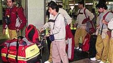 <b>VIAJEROS.</B> Españoles camino de Birmingham. En la imagen se ve a Canal, Reina, Lamela y Parra.