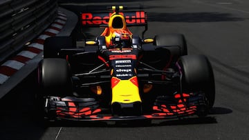 Max Verstappen con el Red Bull en Mónaco.