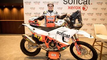 GRAFCAT1577. BARCELONA, 18/12/2018.- La motociclista Laia Sanz posa junto a su moto antes de la rueda de prensa que ha ofrecido hoy en Barcelona para explicar los detalles de su novena participación en el rally Dakar, que afronta este año, tras sufrir una doble infección vírica, una mononucleosis y una fiebre Q, con mucha cautela y después de "tres meses de sofá y cama", y admite que no llega a la prueba con la mejor preparación, pero que lo intentará suplir con motivación. EFE/Marta Pérez