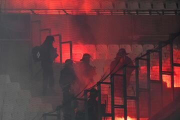 Lanzamiento de bengalas, insultos, saludos nazis... durante el encuentro entre el Eintracht Fráncfort y el Olympique de Marsella hubo numerosos altercados fuera y dentro del terreno de juego. .