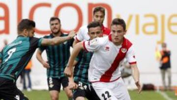BUEN AÑO. Saúl, con el Rayo, se escapa de jugadores del Betis.