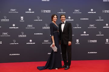 Raúl González Blanco, ex jugador del Real Madrid y actual entrenador del Castilla con Mamen Sanz, su esposa.