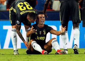La desolaci¨®n de Cristiano Ronaldo tras ver la tarjeta roja.