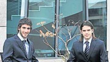 <b>ÉXITOS PARA EL 2007. </b>Gago e Higuaín posan en los exteriores del hotel Mirasierra Suites.