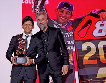 Premio As del Deporte 2024 a Jorge Martín. El piloto, campeón del mundo de MotoGP, recibe el trofeo de manos de Dani Garrido, presentador de Carrusel Deportivo de la Cadena SER.