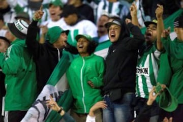 Hinchas de todo el país alentaron al verde en el estadio de Quito.