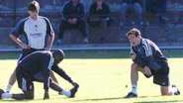 FUTURO INCIERTO. Rodrigo, Congo y Baljic fueron tres de los jugadores que ayer se entrenaron en la Ciudad Deportiva. Los tres buscan equipo aunque Baljic está inscrito en la Liga y en la Champions, competición en la que ya ha jugado contra el Anderlecht.