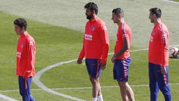 Camello, en primer lugar, delante de Costa, en una sesión del Atlético.