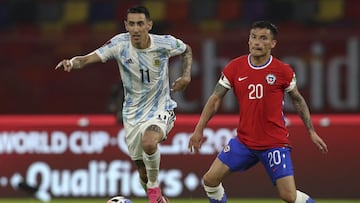 Argentina&#039;s Angel Di Maria (L) drives the ball past Chile&#039;s Charles Aranguiz during their South American qualification football match for the FIFA World Cup Qatar 2022 at the Estadio Unico Madre de Ciudades stadium in Santiago del Estero, Argentina, on June 3, 2021. (Photo by AGUSTIN MARCARIAN / POOL / AFP)